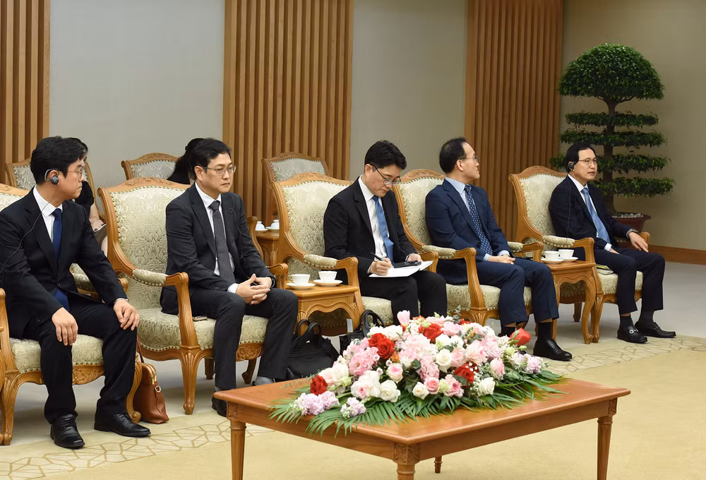 Các thành viên đi cùng ông Park Hark Kyu, Tổng Giám đốc phụ trách tài chính Tập đoàn Samsung Electronics.