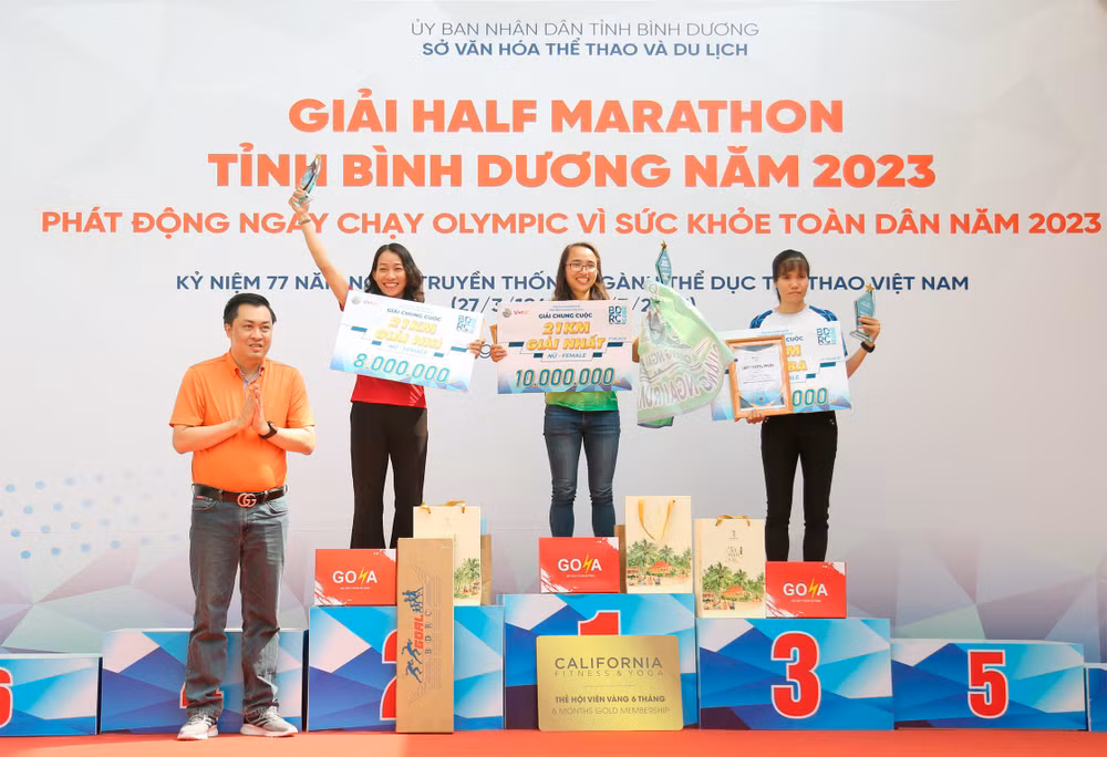 Ông Cao Văn Chóng, Trưởng Ban Tổ chức giải, trao thưởng cho các vận động viên ở nội dung cự ly 21km nữ.