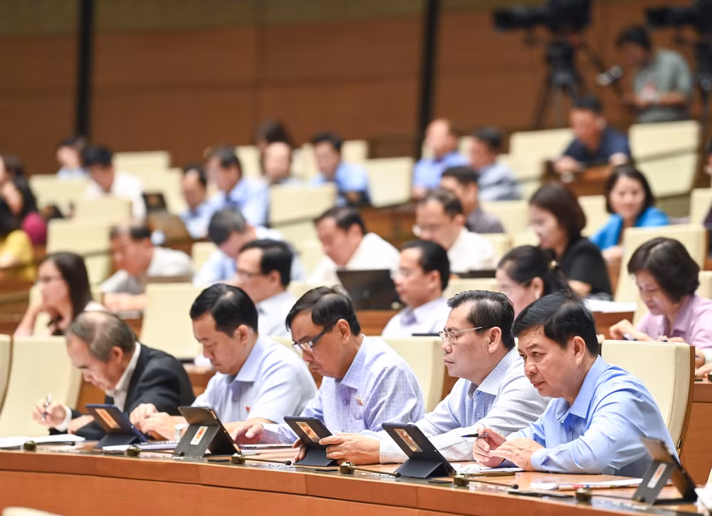 Đại biểu Quốc hội lắng nghe giải trình. Ảnh: Duy Linh