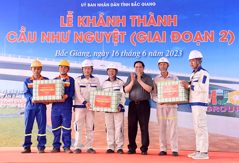 Thủ tướng Phạm Minh Chính tặng quà các đơn vị thi công dự án. Thủ tướng Phạm Minh Chính tặng quà các đơn vị thi công dự án.