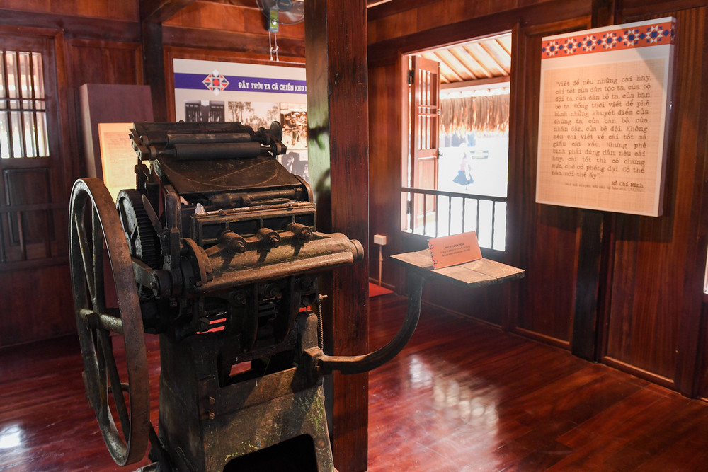 Chiếc máy in hiệu Platen Press đã đồng hành và chứng kiến những thời khắc lịch sử in ấn của báo chí, tài liệu trong giai đoạn kháng chiến chống thực dân Pháp. Chiếc máy in hiệu Platen Press đã đồng hành và chứng kiến những thời khắc lịch sử in ấn của báo chí, tài liệu trong giai đoạn kháng chiến chống thực dân Pháp.