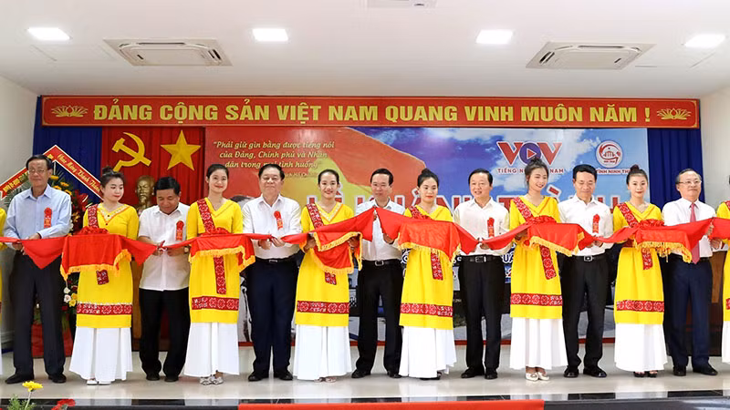 Chủ tịch nước Võ Văn Thưởng cùng lãnh đạo Đài Tiếng nói Việt Nam, lãnh đạo các bộ, ngành Trung ương và lãnh đạo tỉnh Ninh Thuận cắt băng khánh thành công trình.