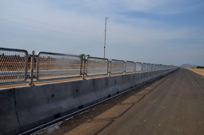 Các đơn vị thi công đã lắp đặt được hơn 10km lưới chống chói cao tốc Vĩnh Hảo-Phan Thiết.