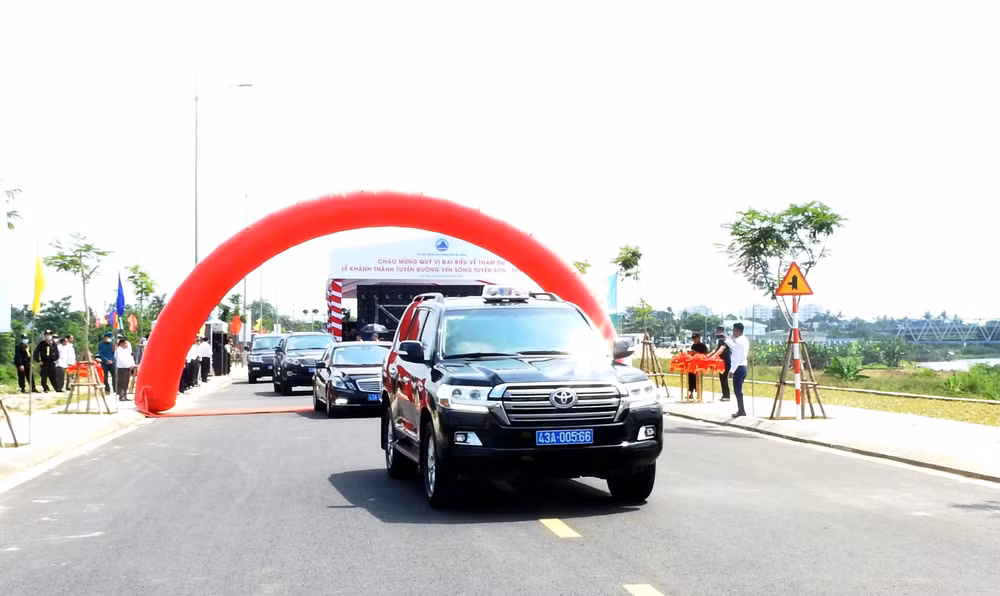 Khánh thành và thông xe công trình đường ven sông Tuyên Sơn-Túy Loan.