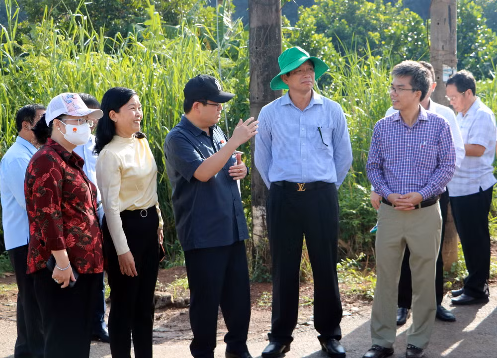 Đoàn đại biểu Quốc hội tỉnh Đồng Nai giám sát quản lý đất đai, xây dựng tại huyện Trảng Bom.