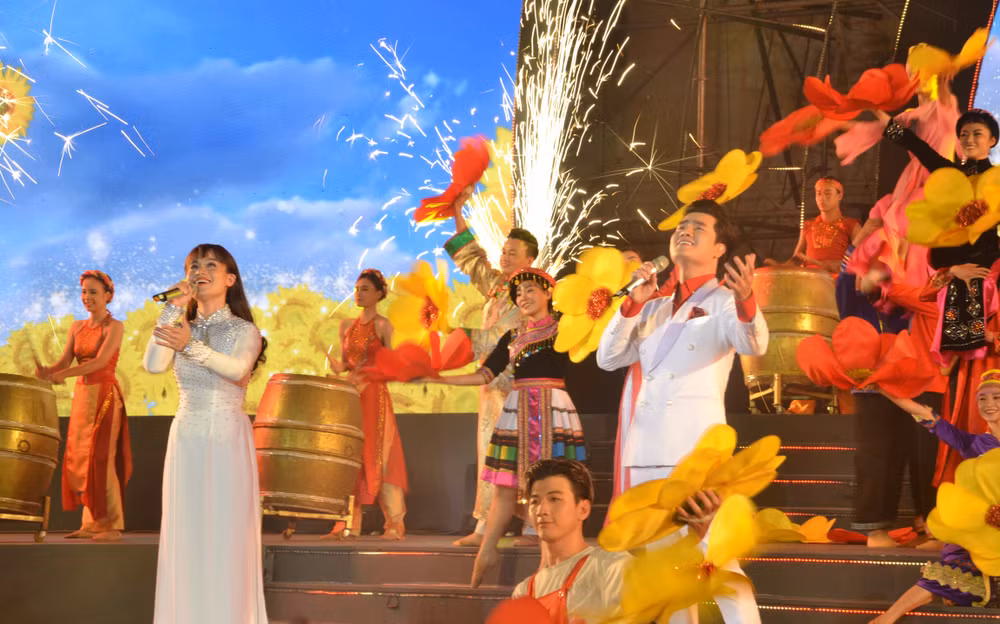 Ca sĩ Đào Mác và Duyên Huyền trình bày ca khúc “Tự hào Đảng quang vinh”.