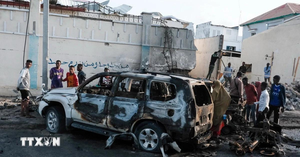 Hiện trường một vụ đánh bom xe khiến nhiều người thương vong ở Mogadishu (Somalia) hồi tháng Bảy năm ngoái. (Ảnh: THX/TTXVN)