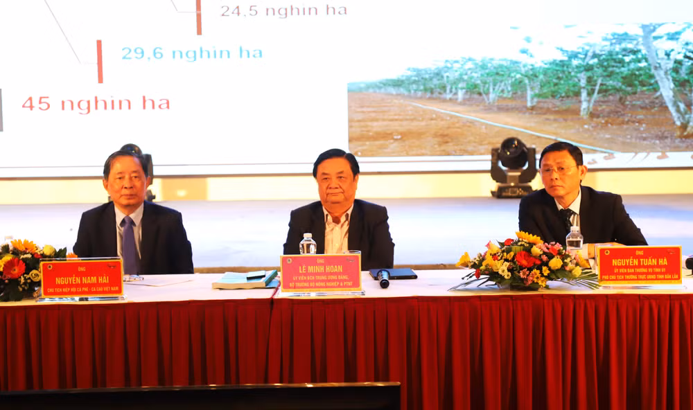 Bộ trưởng Nông nghiệp và Phát triển nông thôn Lê Minh Hoan và lãnh đạo Hiệp hội cà-phê ca cao Việt Nam, Ủy ban nhân dân tỉnh Đắk Lắk chủ trì hội thảo.