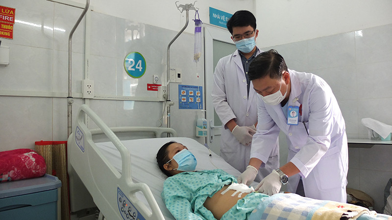 Các bác sĩ kiểm tra vết thương sau phẫu thuật.
