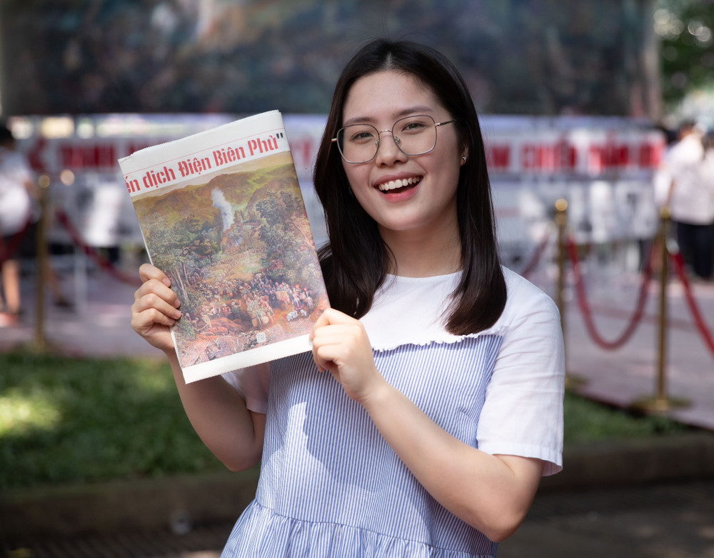 Một bạn trẻ gene Z đã thành công săn được phụ san đặc biệt của Báo Nhân Dân ngày 7/5. Ảnh: Sơn Tùng