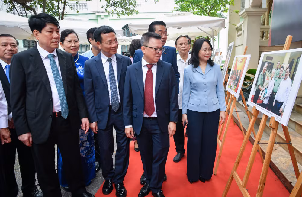 Đại tướng Lương Cường, Ủy viên Bộ Chính trị, Thường trực Ban Bí thư cùng các đồng chí lãnh đạo Đảng và nhà nước tham quan triển lãm. Ảnh: Thành Đạt