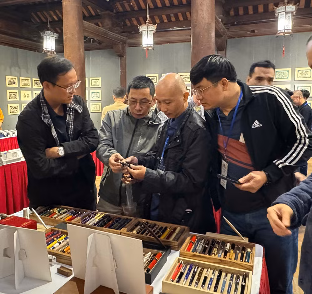Các nhà sưu tầm và du khách cùng chia sẻ, bàn luận về những chiếc bút quý. Các nhà sưu tầm và du khách cùng chia sẻ, bàn luận về những chiếc bút quý.