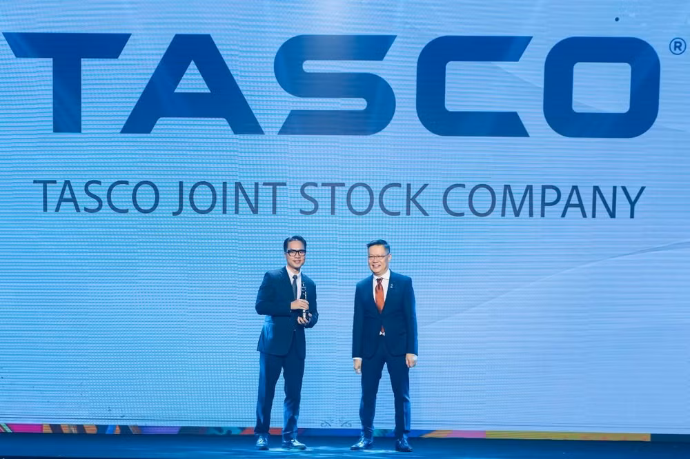 Ông Trần Đức Huy - Phó Chủ tịch HĐQT Công ty Cổ Phần Tasco lên nhận giải “Nơi làm việc tốt nhất châu Á 2024 - Best Companies to Work for in Asia 2024”.