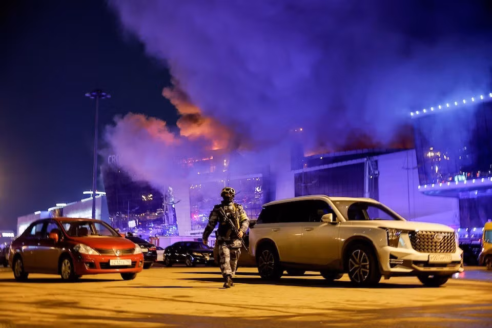 Lực lượng an ninh Nga làm nhiệm vụ bên ngoài địa điểm xảy ra vụ tấn công ở Nga ngày 22/3. (Ảnh: Reuters)