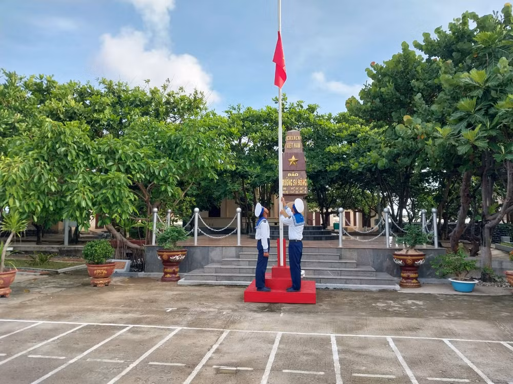 Tại Đảo Trường Sa Đông, lễ chào cờ linh thiêng cũng được tiến hành. (Ảnh: Phòng Công tác Chính trị Quân chủng Hải Quân)