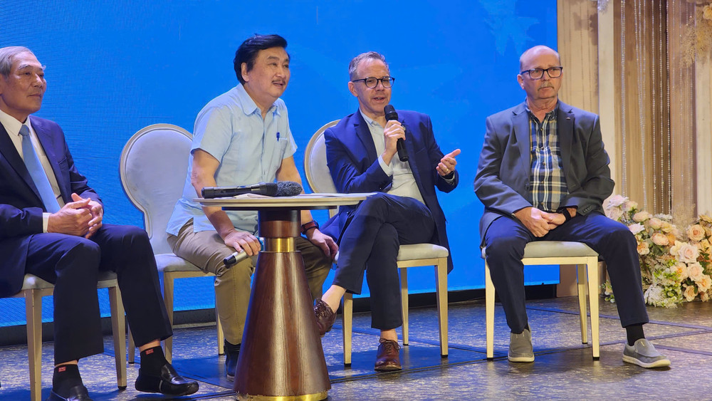 Họa sĩ, nhà nghiên cứu lịch sử John Mollison chia sẻ về lý do ông vẽ lại máy bay chiến đấu ở cả hai bên chiến tuyến. (ẢNH: HỒNG QUÂN) Họa sĩ, nhà nghiên cứu lịch sử John Mollison chia sẻ về lý do ông vẽ lại máy bay chiến đấu ở cả hai bên chiến tuyến. (ẢNH: HỒNG QUÂN)