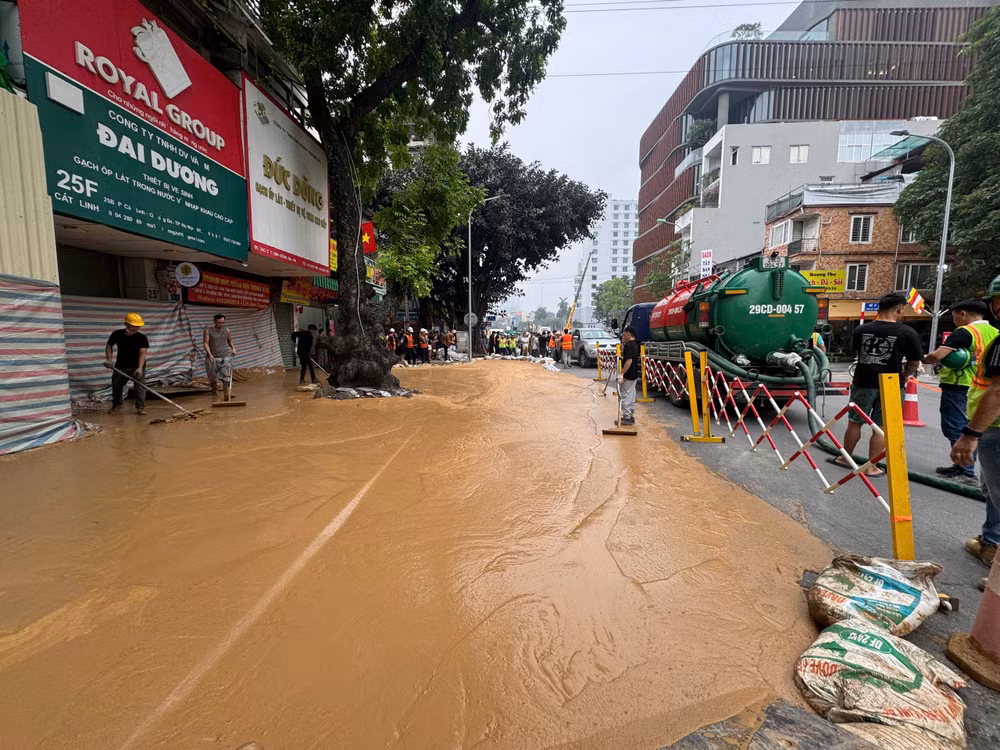 Rào chắn tạm và xe hút bùn được huy động.