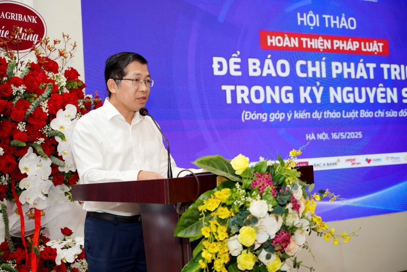 Ông Lưu Đình Phúc, Cục Trưởng Báo chí trình bày tham luận "Một số vấn đề đáng chú ý trong Luật Báo chí (sửa đổi)". Ông Lưu Đình Phúc, Cục Trưởng Báo chí trình bày tham luận "Một số vấn đề đáng chú ý trong Luật Báo chí (sửa đổi)".