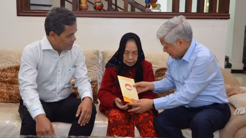 Đồng chí Đỗ Văn Chiến thăm Mẹ Việt Nam Anh hùng Lê Thị Thọ, trú tại 14/8 Mạc Đĩnh Chi, phường Hoa Lư.