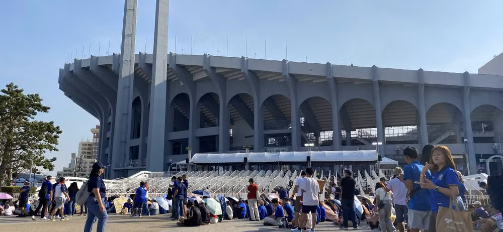 Bên ngoài sân vận động Rajamangala lúc 16 giờ đã có rất nhiều khán giả có mặt.