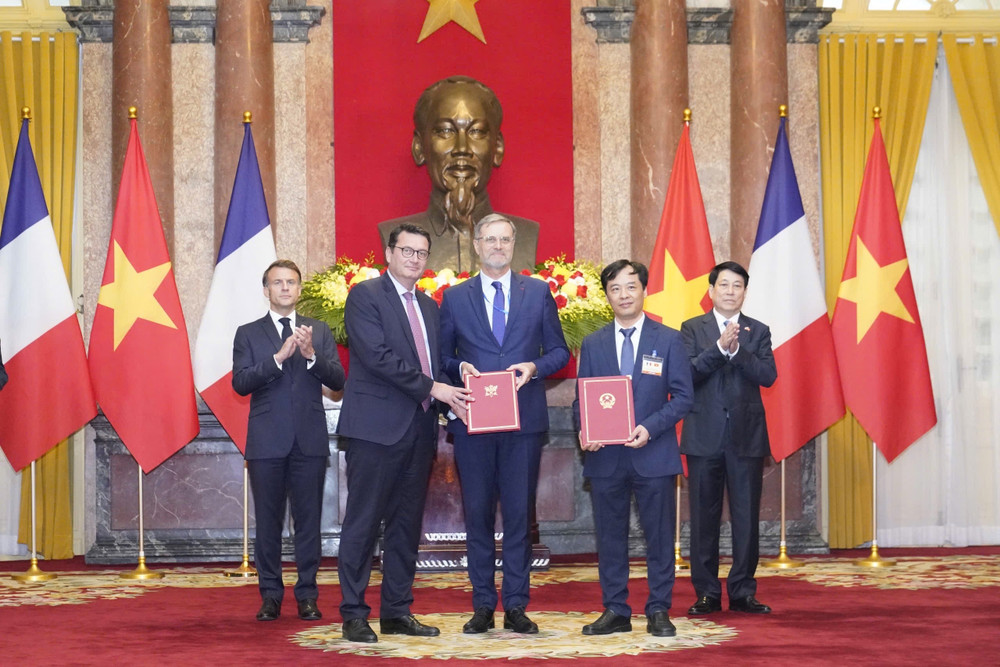 Chủ tịch nước Lương Cường và Tổng thống Pháp Emmanuel Macron chứng kiến Airbus, CNES và VAST trao đổi thỏa thuận hợp tác.