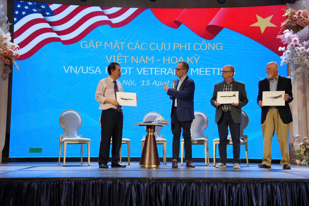 Ông cũng đồng thời trao tặng cho 2 cựu phi công Mỹ những bức tranh mà ông vẽ về chiếc máy bay mà họ đã gắn bó trong cuộc chiến hơn 50 năm về trước. Ông cũng đồng thời trao tặng cho 2 cựu phi công Mỹ những bức tranh mà ông vẽ về chiếc máy bay mà họ đã gắn bó trong cuộc chiến hơn 50 năm về trước.