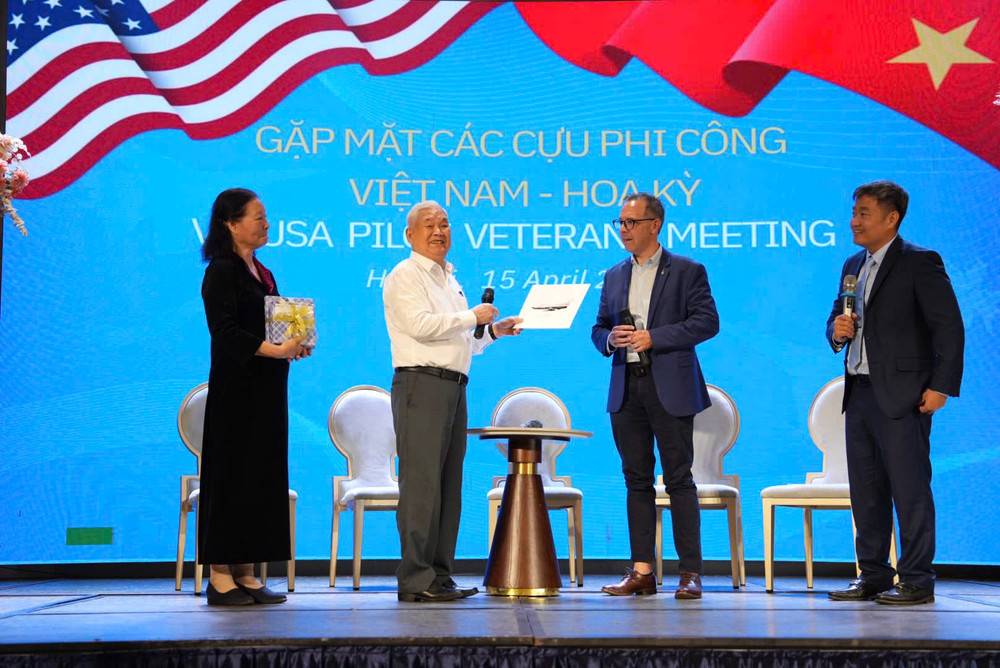 Họa sĩ John Mollison trao tặng bức tranh MIG-21 số hiệu 5072 mà ông vẽ tặng cho Đại tá Lê Thanh Đạo. Họa sĩ John Mollison trao tặng bức tranh MIG-21 số hiệu 5072 mà ông vẽ tặng cho Đại tá Lê Thanh Đạo.