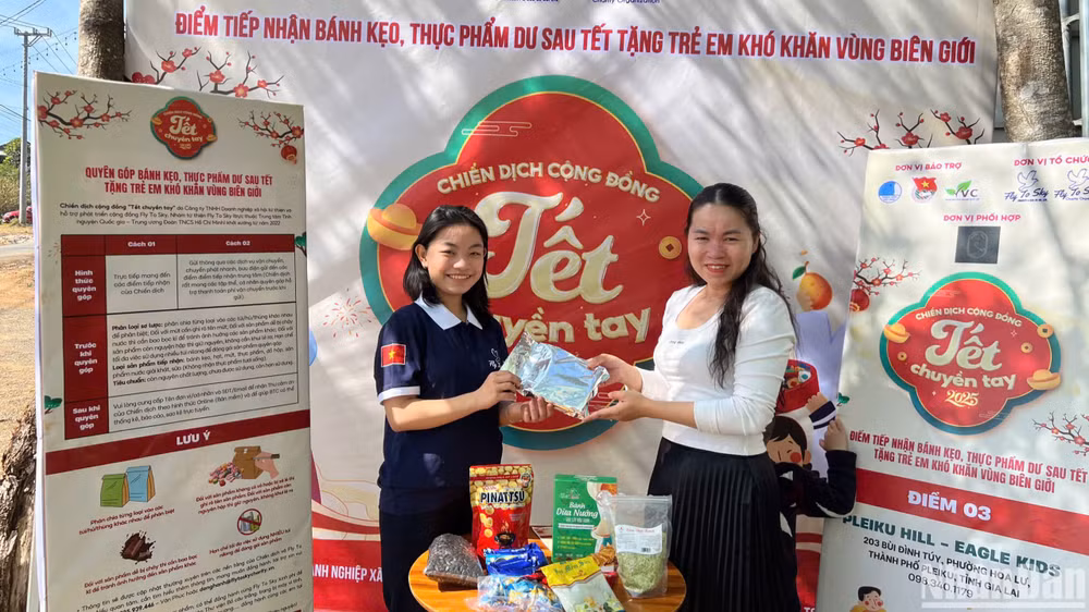 Nhằm mang yêu thương đến với các hoàn cảnh thiệt thòi, đồng thời chung tay giảm thiểu lãng phí thực phẩm, hôm nay, 2/2, tức ngày mùng 5 Tết Âm lịch, chiến dịch cộng đồng mang tên "Tết chuyền tay" đã chính thức được phát động nhằm góp bánh kẹo dư sau Tết tặng cho trẻ em khó khăn vùng biên giới.