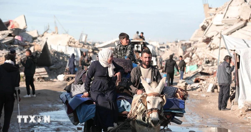 Người dân Palestine sơ tán tránh xung đột tại Gaza. (Ảnh: THX/TTXVN) 