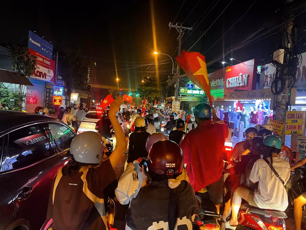Người hâm mộ đổ ra đường mừng đội tuyển Việt Nam vô địch ASEAN Cup 2024 ảnh 3