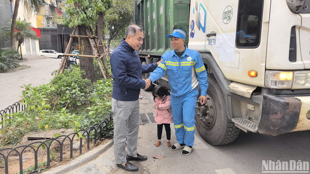 Giám đốc Urenco 4 Nguyễn Hoàng Anh động viên lái xe và 2 con nhỏ sáng 29 Tết.