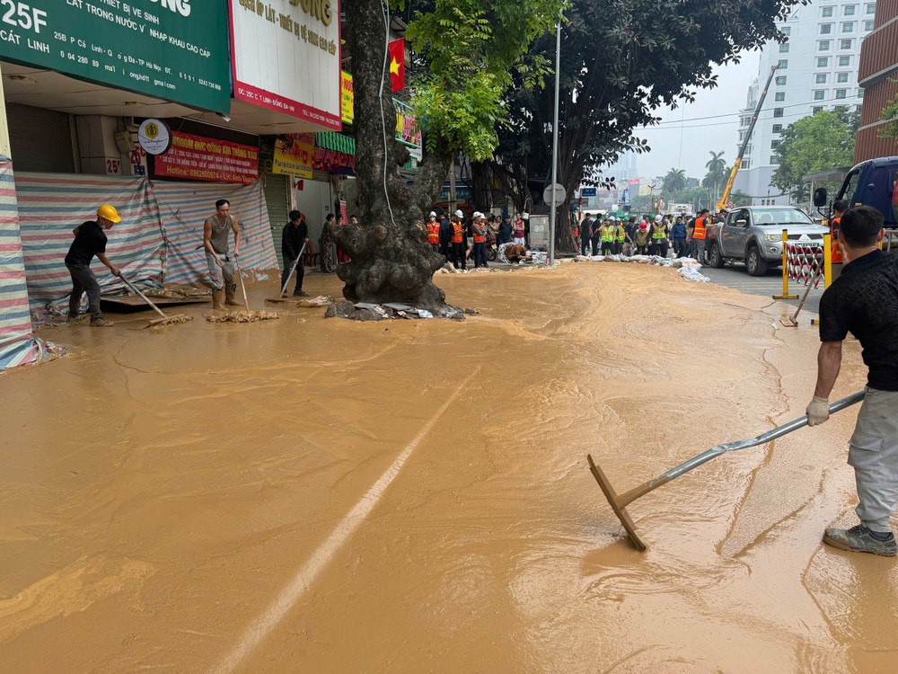 Các công nhân tiến hành dọn dẹp tại hiện trường. Các công nhân tiến hành dọn dẹp tại hiện trường.