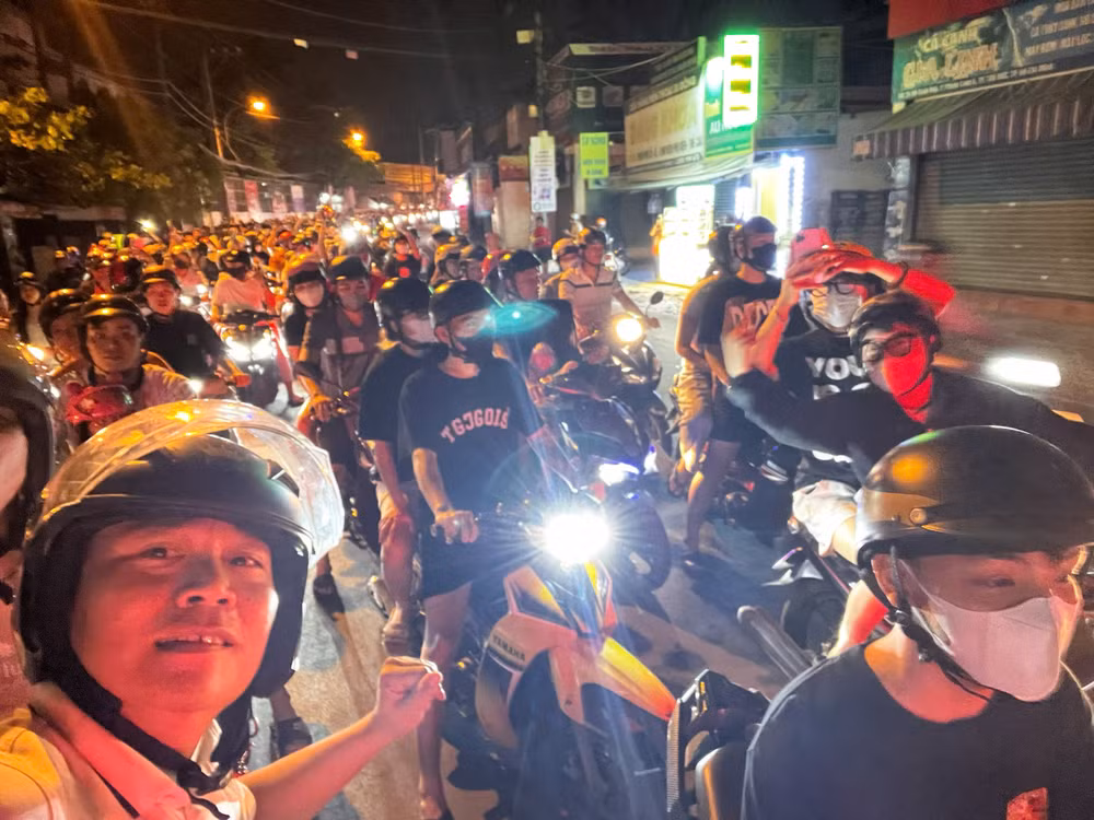 Người hâm mộ đổ ra đường mừng đội tuyển Việt Nam vô địch ASEAN Cup 2024 ảnh 1