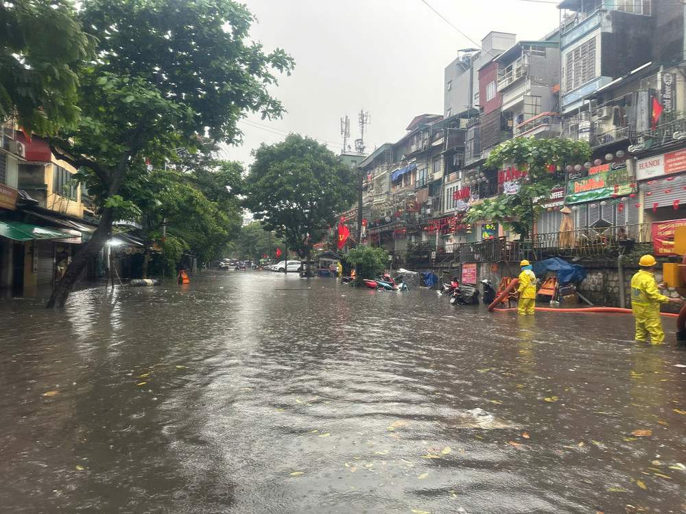 Lực lượng chức năng tiến hành thanh thải, bảo đảm thoát nước. Lực lượng chức năng tiến hành thanh thải, bảo đảm thoát nước.