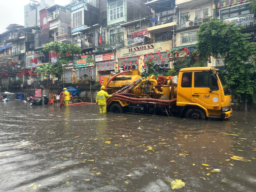 Tại đường Phùng Hưng, nước có thời điểm ngập cao tới đầu gối. Tại đường Phùng Hưng, nước có thời điểm ngập cao tới đầu gối.