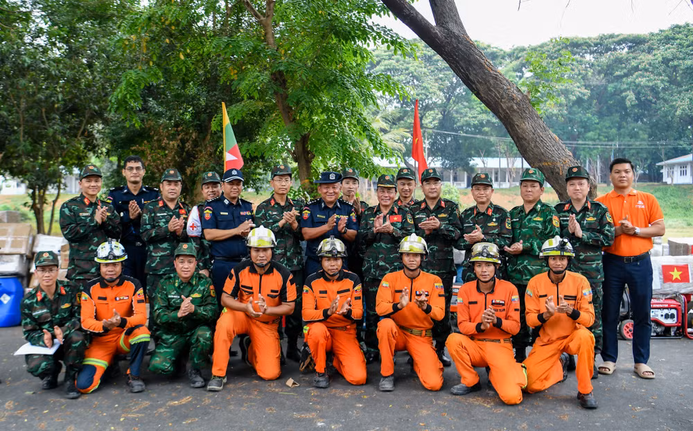 Lực lượng 2 nước chụp ảnh lưu niệm tại lễ bàn giao.