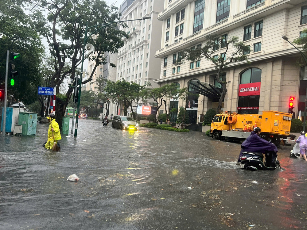 Tại "điểm đen" Phan Bội Châu-Lý Thường Kiệt, nước ngập rất cao khiến nhiều phương tiện chết máy. Tại "điểm đen" Phan Bội Châu-Lý Thường Kiệt, nước ngập rất cao khiến nhiều phương tiện chết máy.