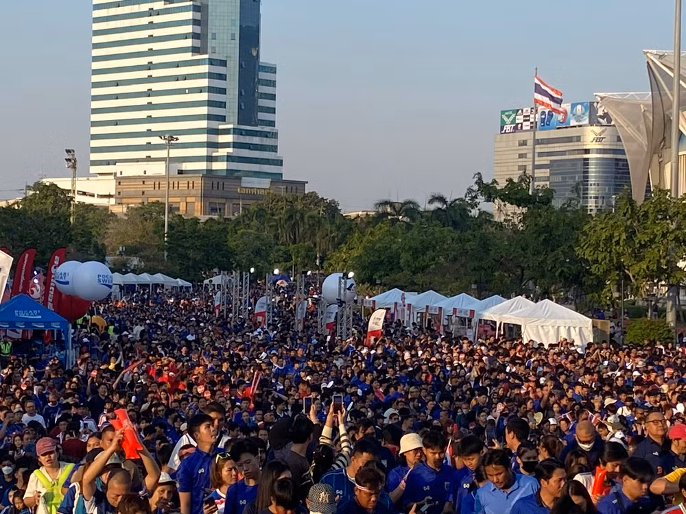 Cách 1 tiếng trước khi trận Chung kết lượt về bắt đầu, dòng người tiến vào sân Rajamangala vẫn rất đông.