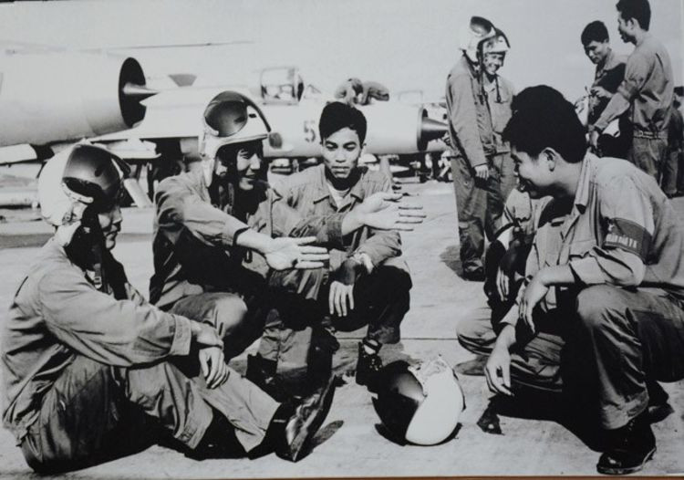 Biên đội MiG-21 rút kinh nghiệm sau trận bắn rơi F-4 yểm hộ cho các lực lượng đánh B-52, ngày 27/12/1972. (Ảnh: Tư liệu) Biên đội MiG-21 rút kinh nghiệm sau trận bắn rơi F-4 yểm hộ cho các lực lượng đánh B-52, ngày 27/12/1972. (Ảnh: Tư liệu)