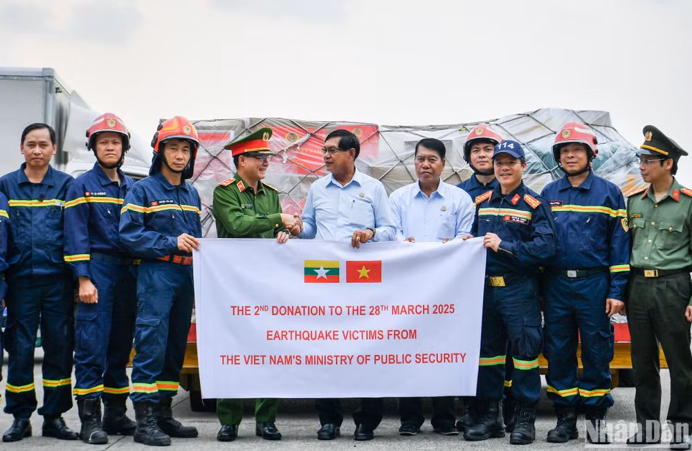 Trung tướng Nguyễn Tuấn Anh, Cục trưởng Cục Cảnh sát Phòng cháy chữa cháy và Cứu nạn, cứu hộ (Bộ Công an) trao hàng cứu trợ tới Thủ hiến vùng Yangon U Soe Thein. 