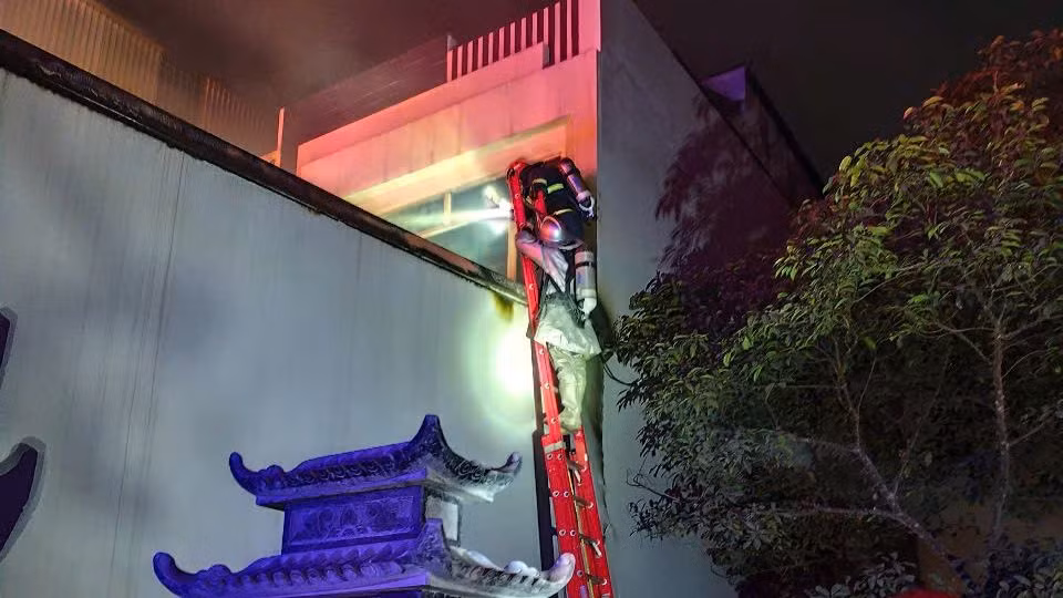 Lực lượng chức năng tổ chức cứu nạn các nạn nhân bị mắc kẹt.