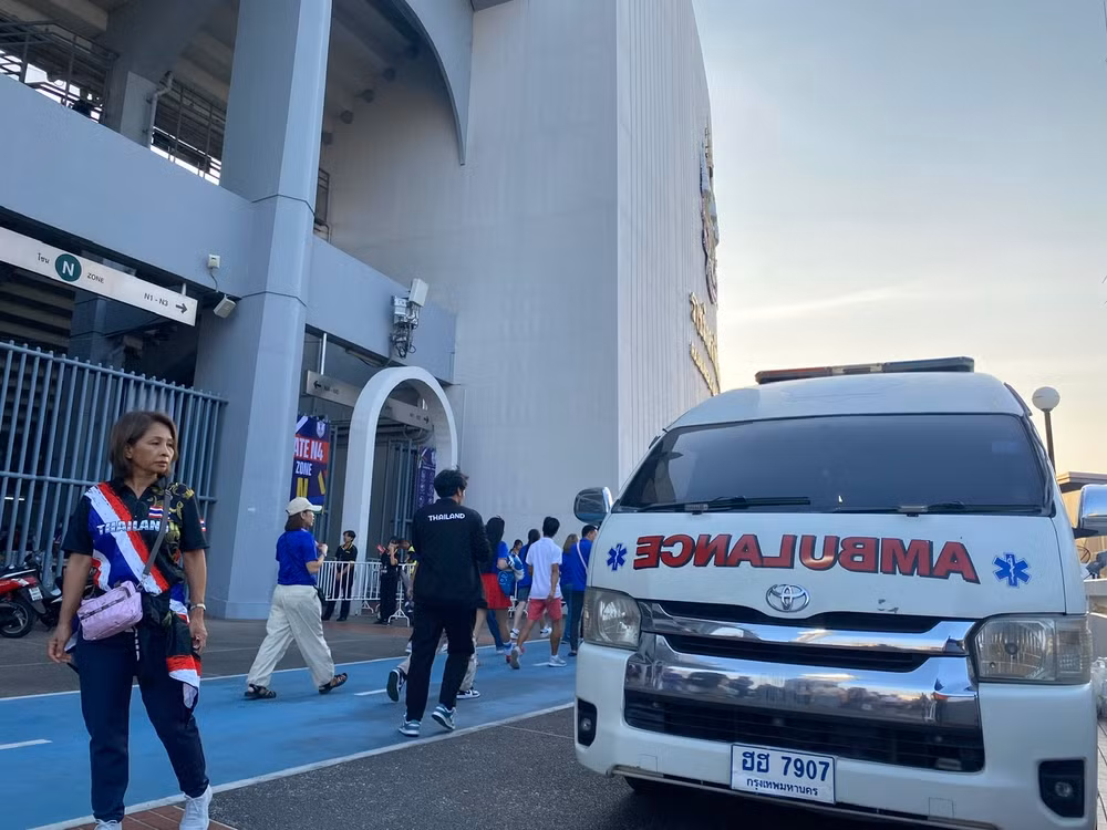 Nước chủ nhà cũng chuẩn bị xe cứu thương đỗ sát theo từng cửa vào tại sân vận động.