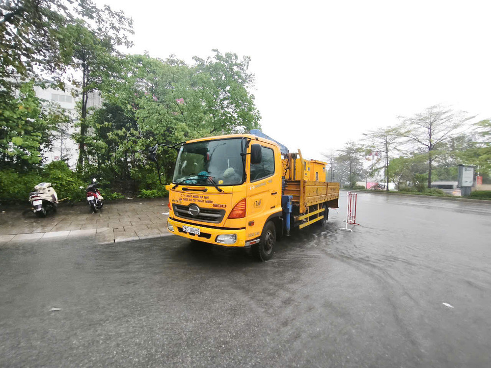 Hà Nội xuất hiện nhiều điểm ngập cục bộ sau trận mưa lớn đầu ngày ảnh 8 Hà Nội xuất hiện nhiều điểm ngập cục bộ sau trận mưa lớn đầu ngày ảnh 8
