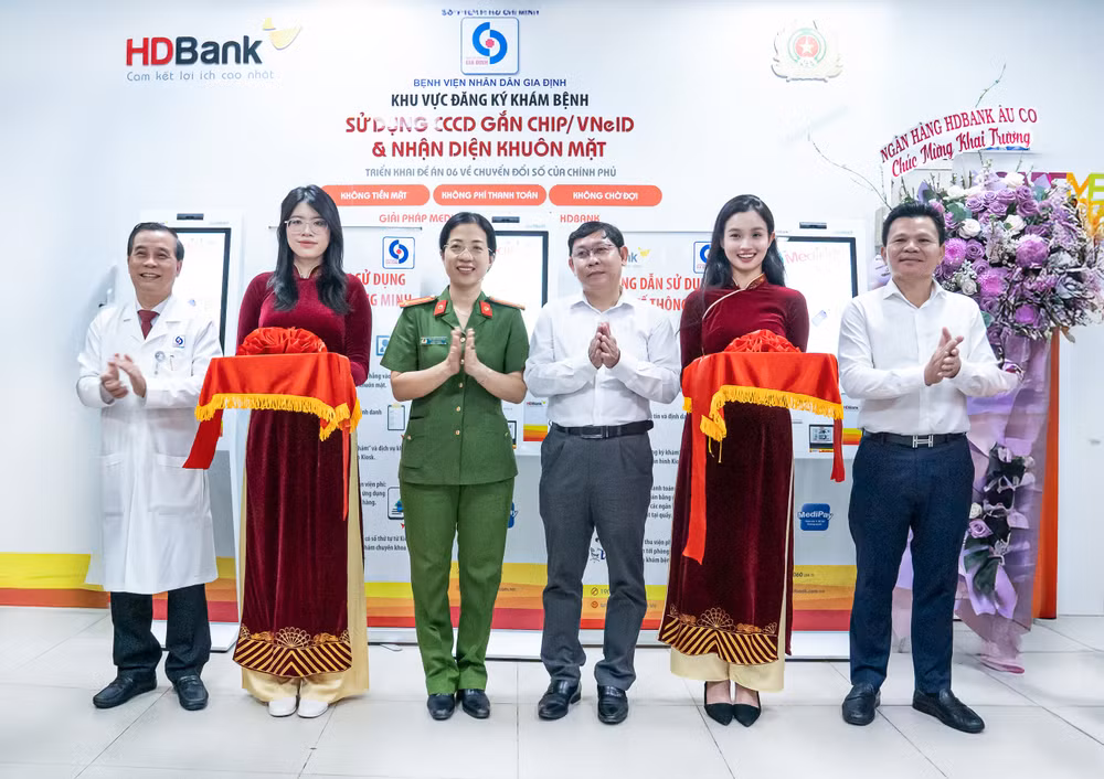 Đại diện Ban Lãnh đạo HDBank, Sở Y tế TP Hồ Chí Minh, Phòng PC06 - Công an TP Hồ Chí Minh, Bệnh viện Nhân dân Gia Định cắt băng tại Lễ triển khai kiosk Y tế thông minh tại Bệnh viện Nhân dân Gia Định ngày 27/2/2025. Đại diện Ban Lãnh đạo HDBank, Sở Y tế TP Hồ Chí Minh, Phòng PC06 - Công an TP Hồ Chí Minh, Bệnh viện Nhân dân Gia Định cắt băng tại Lễ triển khai kiosk Y tế thông minh tại Bệnh viện Nhân dân Gia Định ngày 27/2/2025.