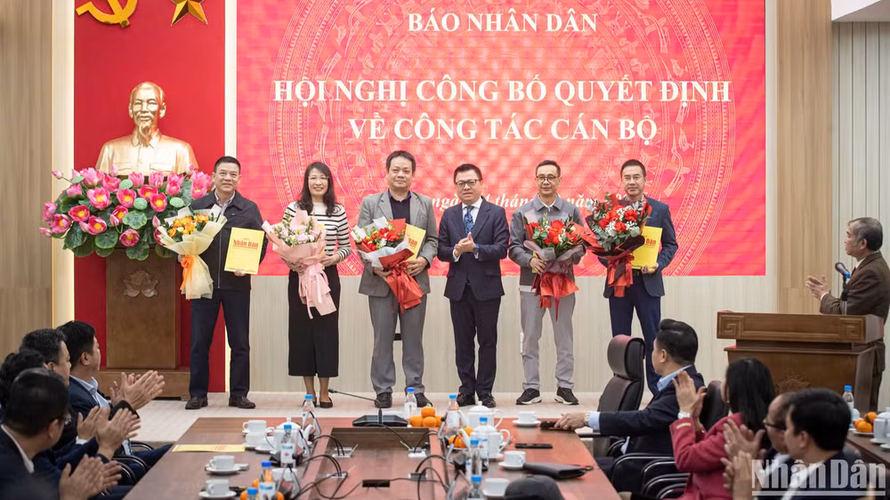 Đồng chí Lê Quốc Minh, Ủy viên Trung ương Đảng, Tổng Biên tập Báo Nhân Dân trao quyết định công tác cán bộ cho các đồng chí lãnh đạo Ban Chính trị - Ngoại giao. (Ảnh: SƠN TÙNG)