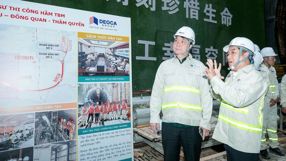 Chủ tịch Tập đoàn Đèo Cả Hồ Minh Hoàng giới thiệu với Tổng Lãnh sự Nguyễn Việt Dũng về dự án mà các kỹ sư của Tập đoàn tham gia thi công.