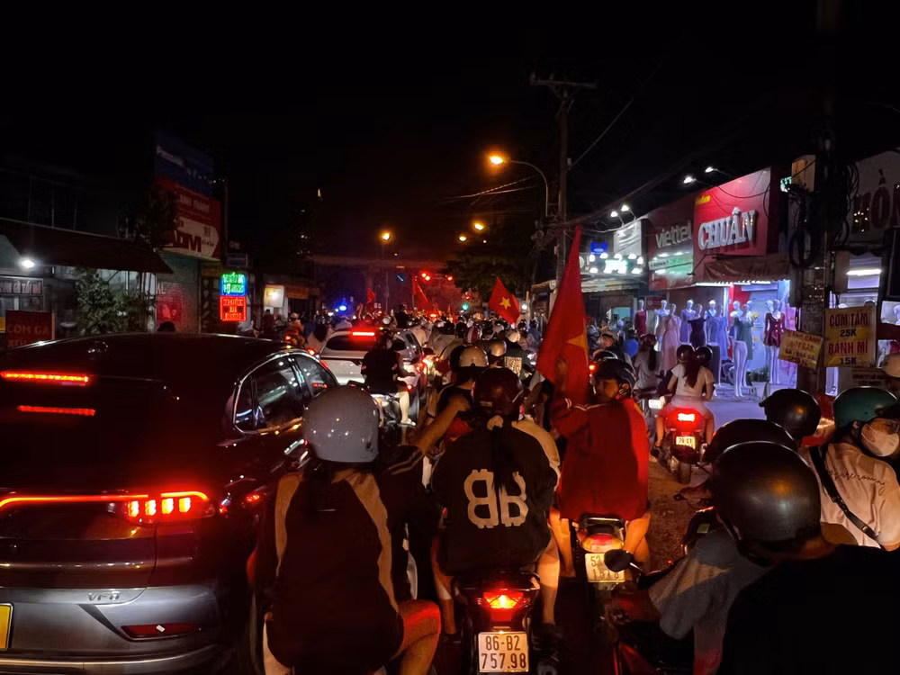 Người hâm mộ đổ ra đường mừng đội tuyển Việt Nam vô địch ASEAN Cup 2024 ảnh 2