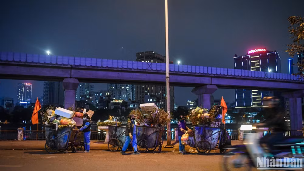 Các công nhân vệ sinh môi trường cần mẫn làm việc đêm trước Tết.