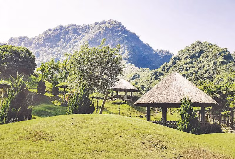 Sắc xanh yên bình là gam mầu chủ đạo của Khu du lịch sinh thái Thung Nham.