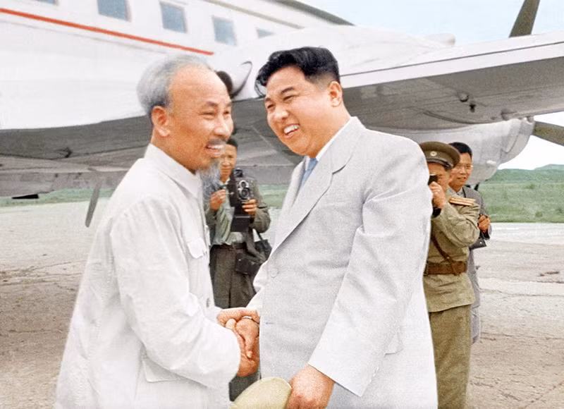 Chủ tịch Hồ Chí Minh gặp nhà lãnh đạo Kim Nhật Thành tại Bình Nhưỡng. (Ảnh tư liệu do Đại sứ quán Triều Tiên tại Việt Nam cung cấp)